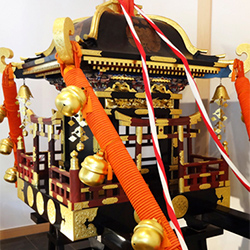 後桜町天皇の執政関白近衛内前(このえうちさき)が、京都の神輿師桑嶋右衛門に作らせ、1767年に同神社に奉納した神輿。