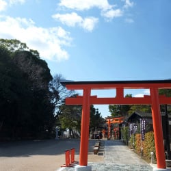 聖武天皇に随行した宮廷歌人山部赤人が詠んだ玉津島讃歌。万葉学者・犬養孝氏（大阪大学名誉教授）が揮毫。