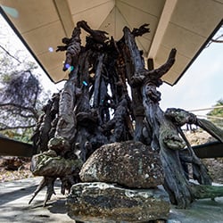 奠供山の山頂に建つ碑。